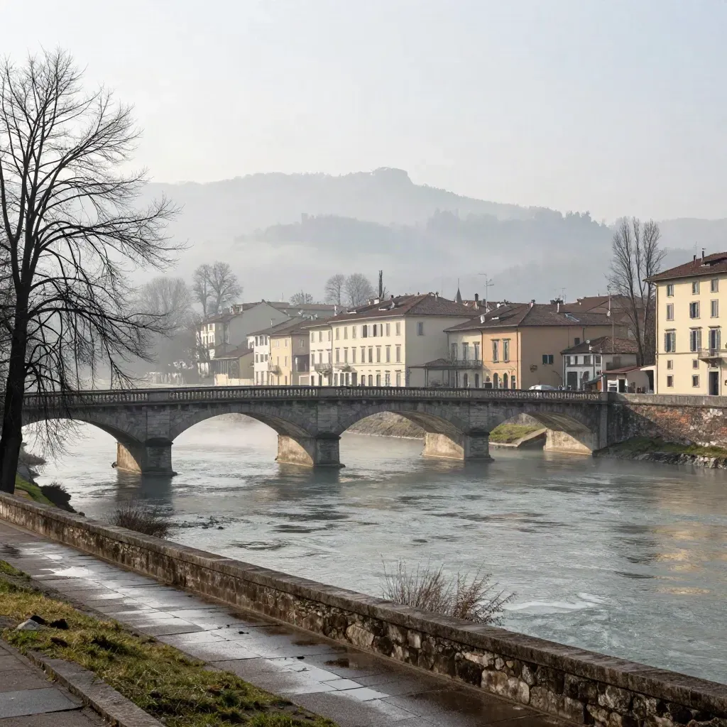 Il Po avvolto dalla nebbia sotto un ponte, con colline torinesi e tetti sullo sfondo